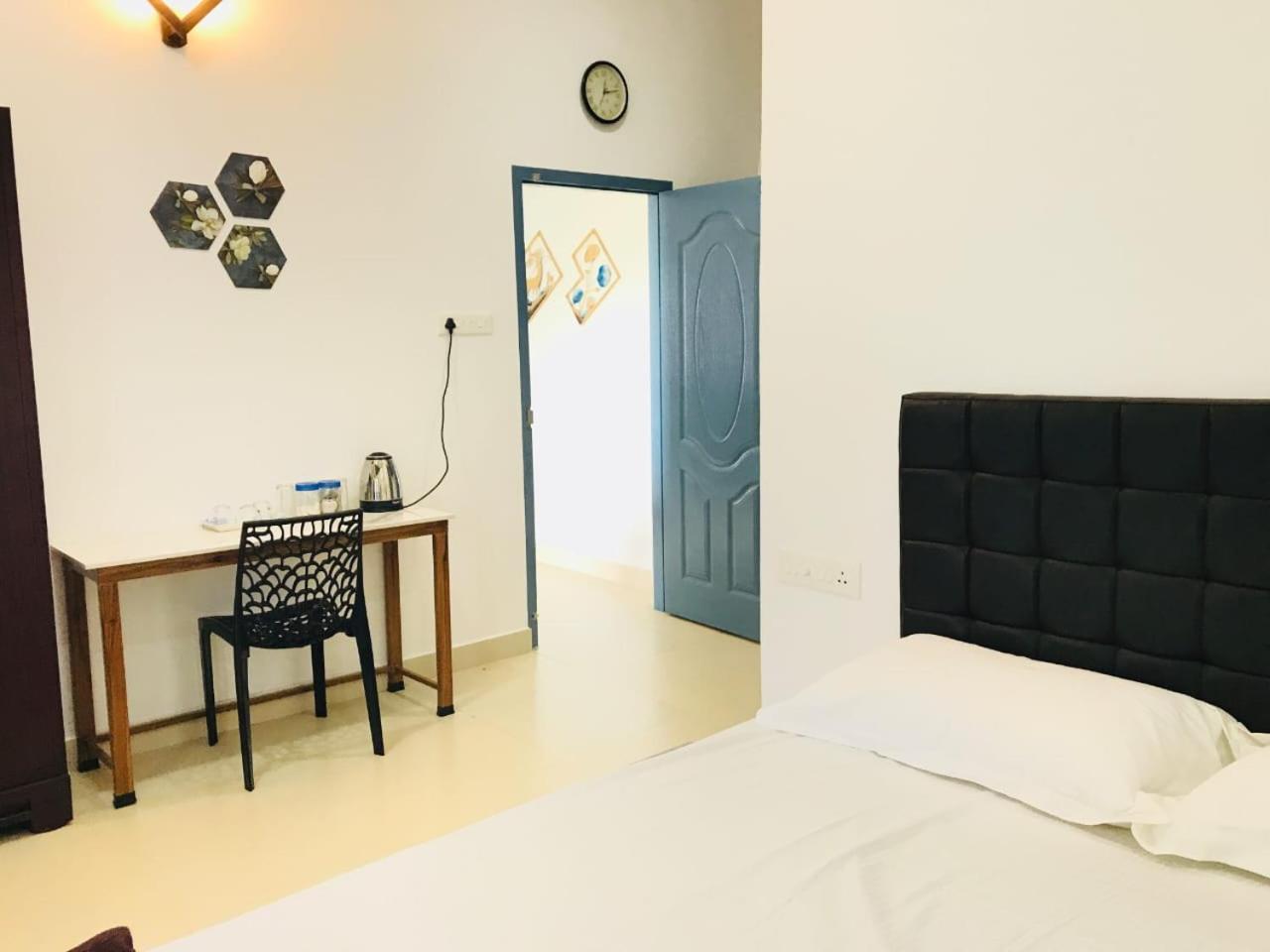 The Lobo'S Inn Pīrmed Екстериор снимка